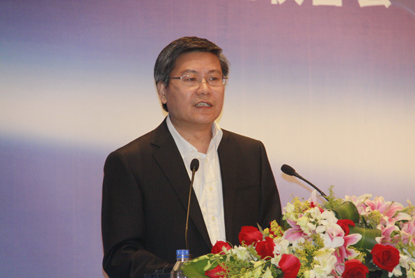 商务部党组成员、部长助理李荣灿做“当前国际国内经贸形势”报告